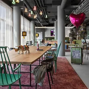 Moxy East فندق