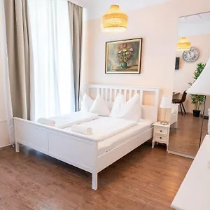 Schoenbrunn Hotel