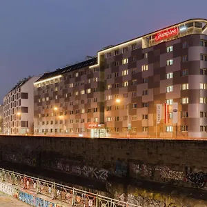 Hampton By Hilton West מלון
